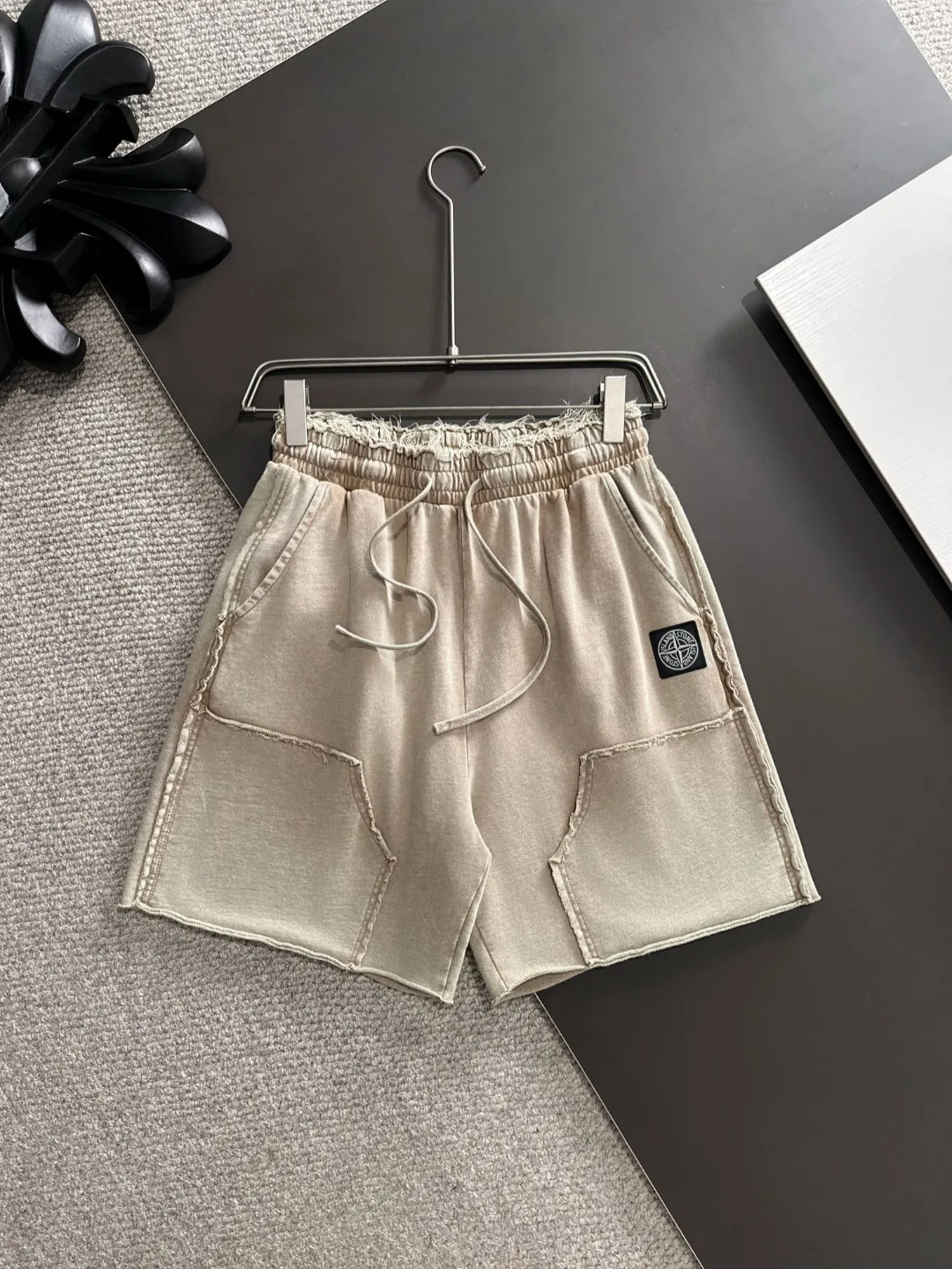 🅿️330 shipped next day, high quality Stone lsland/Stone Island 2025 spring and summer new elastic band casual color-washed loose shorts, two needle stitches at the trouser hem, fine and firm stitching, counter-customized fabrics with high breathability and comfort, impeccable details, brand element design concept, reflecting high quality. It feels delicate and soft! It presents a casual cut and the upper body shape is great! Size: S-XXL